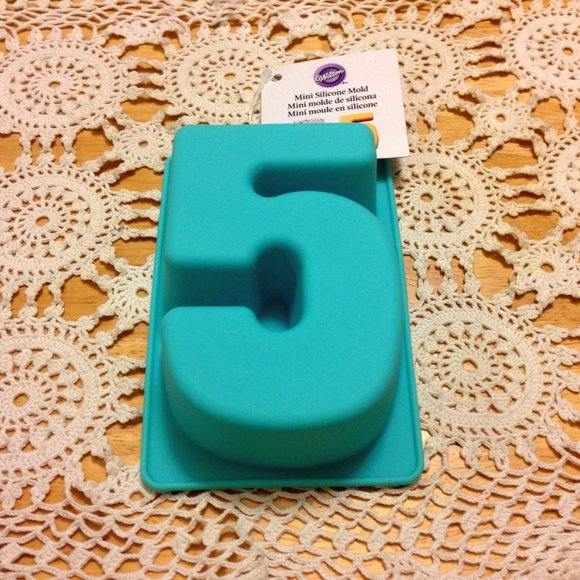 Eight new Wilton Silicone Mold Numbers Bundle - Picture 8 of 12